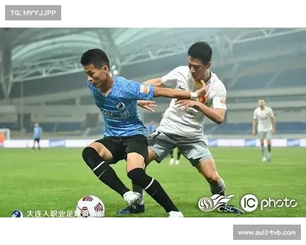 梭鱼湾球场迎争冠焦点战，大连球迷热情点燃魔鬼主场